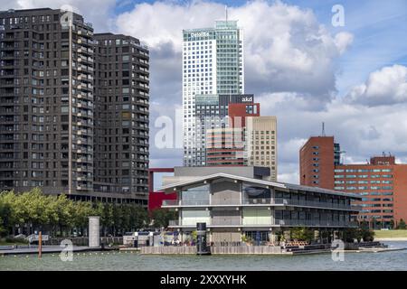 Das Floating Office Rotterdam, das als das größte schwimmende Bürogebäude der Welt gilt, in Rijnhaven, einem 28 Hektar großen Hafenbecken, ist nun f Stockfoto