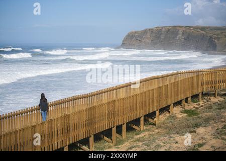 Frau, die am Strand Praia Azul in Torres Vedras, Portugal, Europa reist Stockfoto