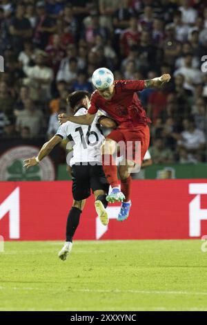 Fußballspiel, Aaron KELLER SSV Ulm im Luftkampf mit Minjae KIM FC Bayern München gelingt es KIM, den Ball mit dem Kopf, dem Donaustadion-Fuß, zu fangen Stockfoto