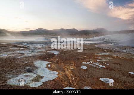 Kochende Schlammtöpfe im geothermischen Gebiet Hverir in der Region Myvatn, nördlich von Island Stockfoto