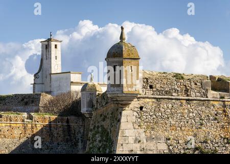 Peniche Festung mit schönen historischen weißen Gebäude und Mauern, in Portugal Stockfoto