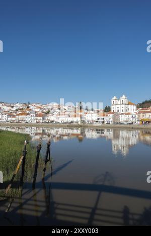 Blick auf das Stadtbild von Alcacer do Sal von der anderen Seite des Flusses Sado Stockfoto