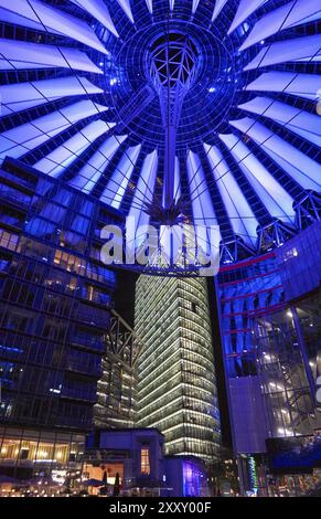 Sony Center in Berlin bei Nacht mit violetten Lichtern an der Decke Stockfoto