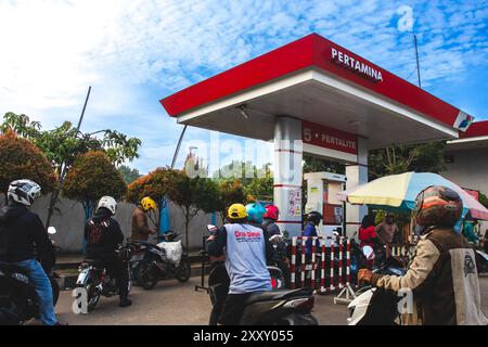 Serang, Indonesien - 13. Juni 2024: Menschen stehen an der Tankstelle in Indonesien an, um Benzin zu kaufen Stockfoto