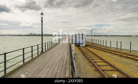 Southend-on-Sea, Essex, England, UK, Mai 30, 2017: Blick vom Southend Pier (längster Vergnügungspier der Welt) in Richtung Southend, mit dem Pier Train Stockfoto