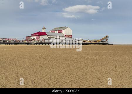 Great Yarmouth, Norfolk, England, Großbritannien, April 04, 2018: Great Yarmouth Beach und Britannia Pier Theatre Stockfoto