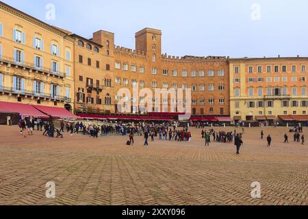 Siena, Italien, 25. Oktober 2018: Panorama des Campo-Platzes oder der Piazza del Campo mit Café, Restaurants und Menschen in der Toskana, Europa Stockfoto