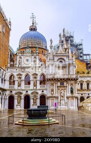 Venedig, Italien Sehenswürdigkeiten Blick aus dem Innenhof auf den Dogenpalast, oder auch bekannt als Palazzo Ducale Stockfoto