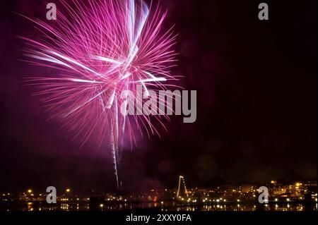 Feuerwerk am Silvesterabend über dem Hafen von Oskarshamn, Schweden. Lange Belichtung. Feuerwerk am Silvesterabend im Hafen von Oskarshamn, Schweden Stockfoto