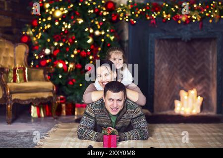 Weihnachten Familienporträt im Hause Urlaub Wohnzimmer mit geschmückter Weihnachtsbaum Stockfoto