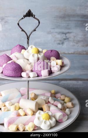 Bunte Marshmallows auf blauem rustikaler Hintergrund, selektiven Fokus Stockfoto