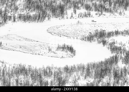 Zwei Skifahrer mit Pulka auf dem gefrorenen Fluss Vistasaelven (Visttasjohka) im Tal Visttasvaggi (Vistasdalen), Kebnekaisefjaell, Norrbotten, Lappland, Stockfoto