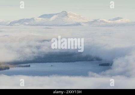 Morgennebel über dem Isteren-See, Engerdalsfjellet, Hedmark Fylke, Norwegen, Oktober 2011, Europa Stockfoto