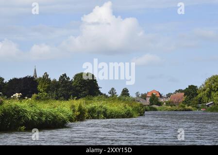 Broek op Langedijk, Niederlande. Juli 2023. Das Gebiet der tausend Inseln bei Scharwoude Stockfoto