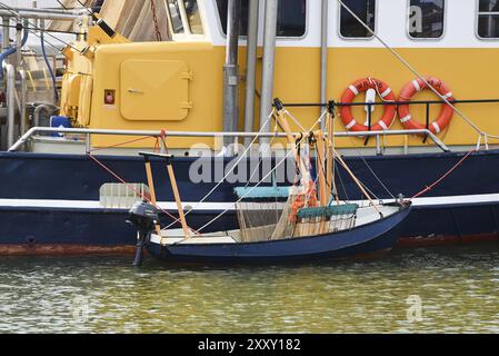 Den Oever, Niederlande. Juli 2023. Angelausrüstung im Hafen von den Oever Stockfoto