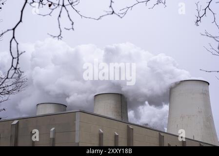 Wasserdampf aus Kühltürmen, Braunkohlekraftwerk Jaenschwalde, Brandenburg, Deutschland, Europa Stockfoto