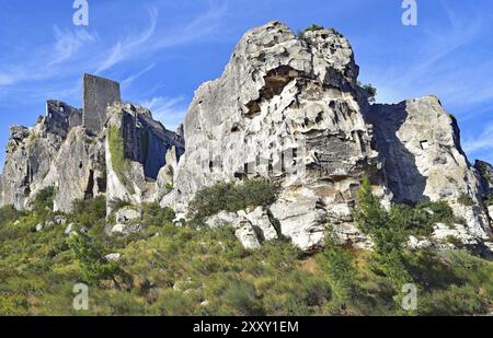 Berg- und Burgruinen von unten gesehen Stockfoto