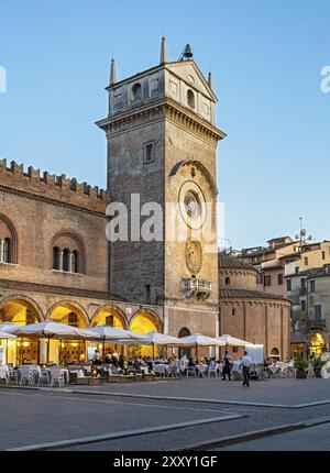 Torre Dell'Orologio und Palazzo della Ragione, Piazza delle Erbe, Mantua, Mantova, Italien, Europa Stockfoto