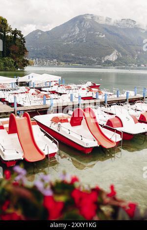 Annecy See Wasserkanal Bucht mit roten Blumen Blick auf den Yachthafen von Annecy Stadt. Stockfoto