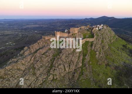 Marvao Drohne Luftaufnahme des historischen Dorfes und Serra de Sao Mamede Berg bei Sonnenuntergang, in Portugal Stockfoto