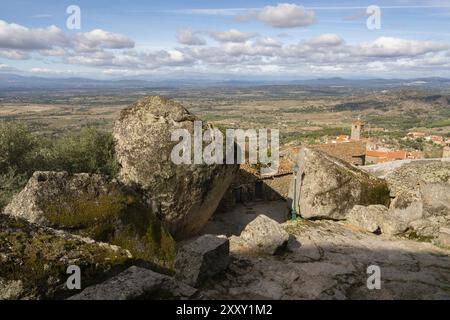 Monsanto historisches Dorf mit Steinblöcken und Dächern, von der Burg aus gesehen, in Portugal Stockfoto