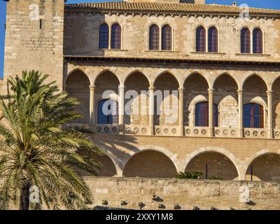 Details eines Schlosses mit Fensterbögen und Steinmauern, palma de mallorca, balearen, spanien Stockfoto