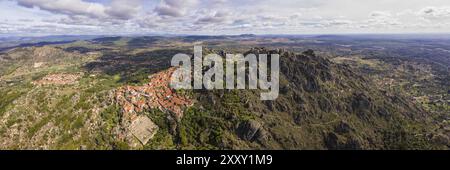 Drohne Luftpanorama Ansicht von Monsanto historischen Dorf, in Portugal Stockfoto