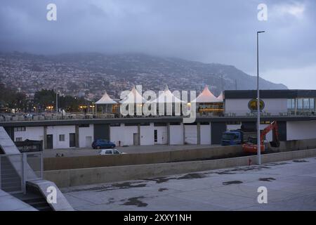 Blick von der Promenade von ein Restaurant und die Stadt Funchal auf Madeira Stockfoto