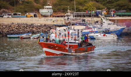 Kleines rotes Fischerboot, das den Hafen verlässt Stockfoto