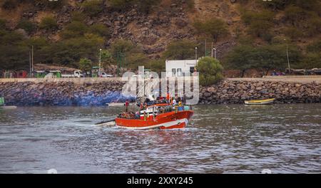 Kleines rotes Fischerboot, das den Hafen verlässt Stockfoto