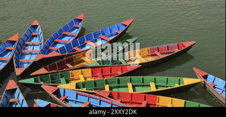 Bunte Ruderboote aus Holz in Nepal Stockfoto