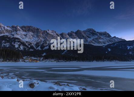 Gefrorener Eibsee unter der Zugspitze an einem Abend im Winter Stockfoto