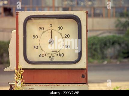 Beschädigte Tankstelle hautnah im retro-Stil Stockfoto