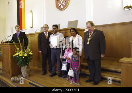 Familie bei der Einbürgerungszeremonie im Rathaus Neukoelln mit Bürgermeister Heinz Buschkowsky, Berlin Stockfoto