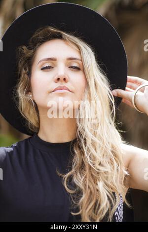 Mode-Portrait von junge Frau schöne Hippie Boho schicke Kleidung und schwarzen Hut im Freien tragen Stockfoto