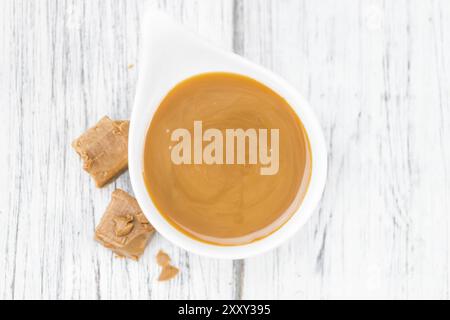 Portion frische Karamellsauce (Nahaufnahme, selektiver Fokus) Stockfoto