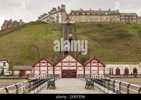 In Saltburn-by-the-Sea, Redcar und Cleveland, England, UK, 13. Mai 2016: Blick von der Saltburn Pier in Richtung Klippe Straßenbahn Stockfoto