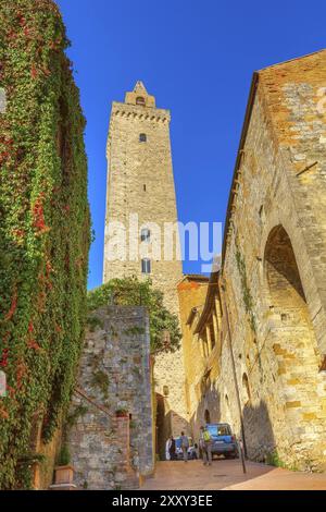 San Gimignano, Toskana, Italien, 25. Oktober 2018: Alter Medeivalsturm in der typischen toskanischen Stadt, beliebtes Touristenziel, Europa Stockfoto