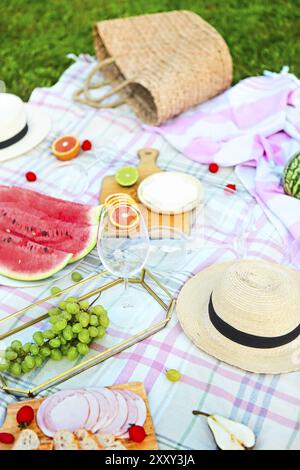 Picknick Hintergrund mit weißen Wein auf grünem Gras. Sommerzeit Stockfoto