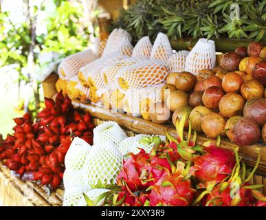 Open-Air-Obst-Markt im Dorf in Thailand Stockfoto