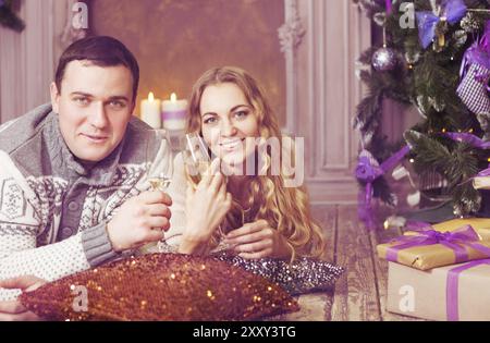 Schöne junge Brautpaar feiert Weihnachten Champagner Wein trinken Stockfoto