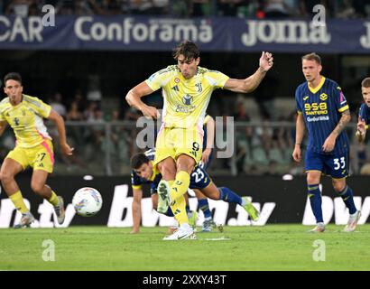 Verona, Italien. August 2024. Juventus’ Dusan Vlahovic erzielte das Elfmeterschießen während eines Fußballspiels der Serie A zwischen Hellas Verona und Juventus in Verona, Italien, am 26. August 2024. Quelle: Alberto Lingria/Xinhua/Alamy Live News Stockfoto