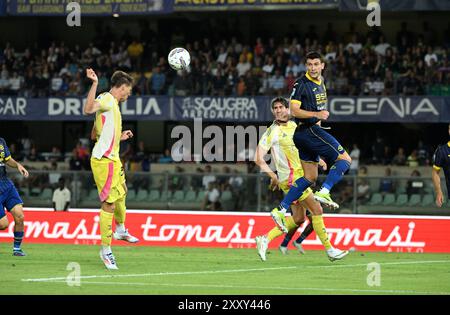 Verona, Italien. August 2024. Juventus’ Nicolo Savona (L) erzielte sein Tor während eines Fußballspiels der Serie A zwischen Hellas Verona und Juventus in Verona, Italien, am 26. August 2024. Quelle: Alberto Lingria/Xinhua/Alamy Live News Stockfoto