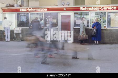 IC-Informationsschalter und Bahnsteig-Service, Stuttgart Hauptbahnhof, Mitte der 1980er Jahre, Baden-Württemberg, Deutschland, Europa Stockfoto