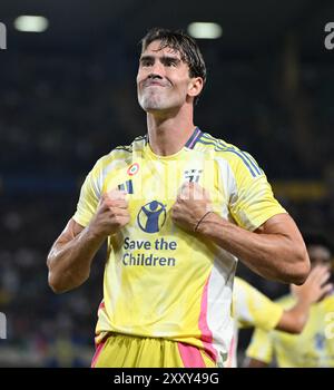 Verona, Italien. August 2024. Juventus’ Dusan Vlahovic feiert sein zweites Tor während eines Fußballspiels der Serie A zwischen Hellas Verona und Juventus in Verona, Italien, am 26. August 2024. Quelle: Alberto Lingria/Xinhua/Alamy Live News Stockfoto