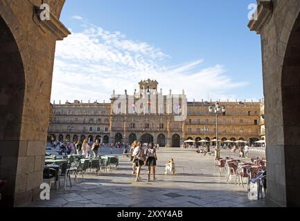 Plaza Mayor durch eine Arkade gesehen, Salamanca, Provinz Salamanca, Kastilien und Leon, Spanien, Europa Stockfoto