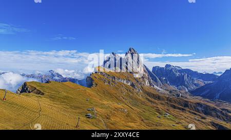 SAS Rigais und Furchetta Gipfel der Geisler Gruppe, Drohnenschuss, Gröden, Dolomiten, Autonome Provinz Bozen, Südtirol, Italien, Europa Stockfoto