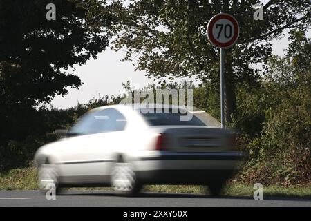 Geschwindigkeit vor einem Schild mit 70 km/h Stockfoto