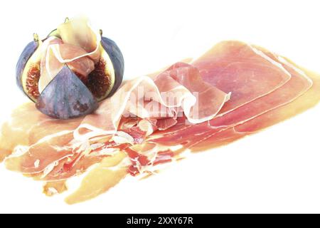 Serrano-Schinken mit Feige auf weißem Hintergrund Stockfoto