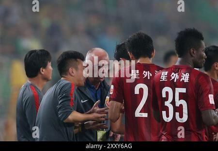 (240827) -- PEKING, 27. August 2024 (Xinhua) -- Sven-Goran Eriksson (3. L) gibt Anweisungen während des Spiels der Chinesischen Super League (CSL) 2015 zwischen Peking Guoan und Shanghai SIPG in Peking, Hauptstadt Chinas, 20. Juli 2015. Der schwedische Fußballtrainer Sven-Goran Eriksson, der von 2001 bis 2006 England trainierte, starb am Montag im Alter von 76 Jahren nach einem Kampf gegen Bauchspeicheldrüsenkrebs. Im Januar gab Eriksson bekannt, dass er an Krebs im Endstadium leidet und „bestenfalls ein Jahr“ zu leben hat. Eriksson trainierte etwa fünf Jahre lang in China. 2013 kam er in die Chinesische Super League, um dort zu kooperieren Stockfoto